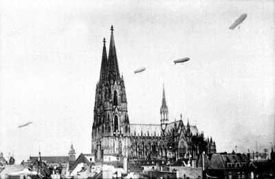 Luftschiffparade über Köln