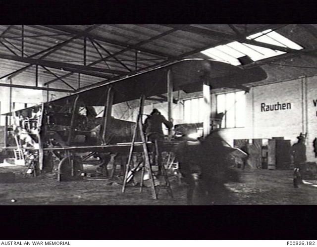 in einer Halle der Fliegerstation Butzweilerhof arbeitet ein Monteur an einer Gotha G VII