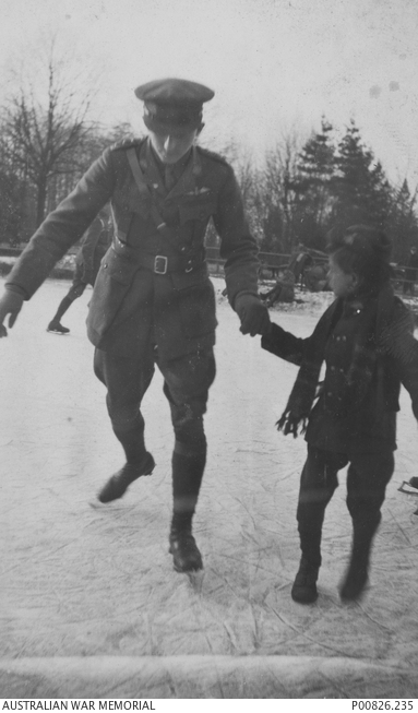 Lieutenant N. C. Johnson bringt Henri das Eislaufen auf dem zugefrorenen Weiher des Kölner Stadtwald bei.