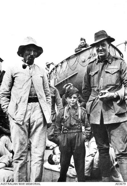 Tim Tovell - schon in ziviler Kleidung - mit Henri und einem unbekannten australischen Soldaten auf dem Dampfer "Kaisar-i-Hind“.