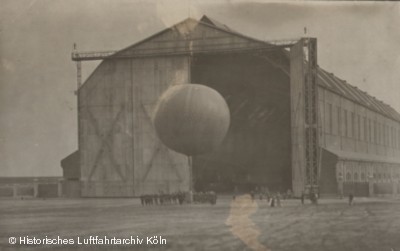 Ein Ballon des KCfL vor der Luftschiffhalle in Cln-Bickendorf