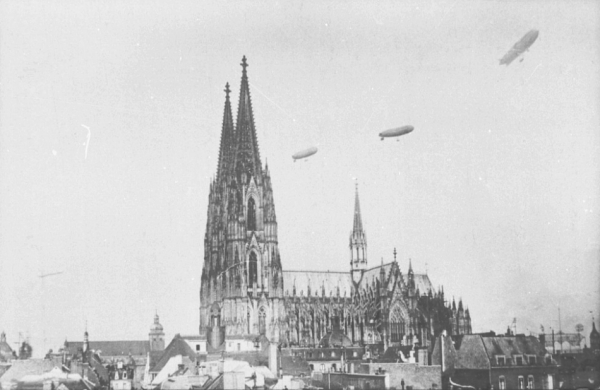Luftschiffmanver 1910 Parade am Klner Dom