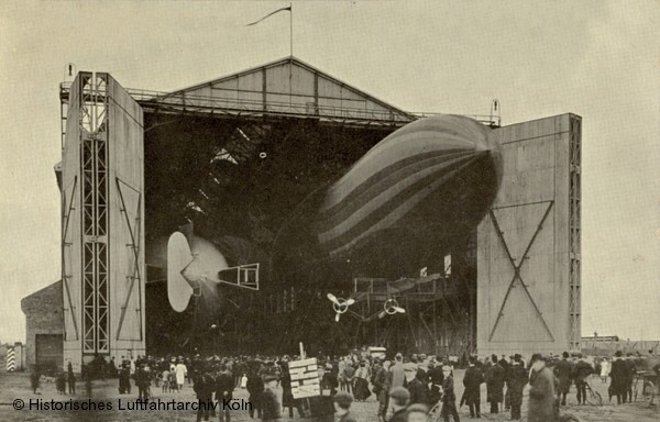 Der Luftschiffhafen Cln mit den Luftschiffen Zeppelin und Gro
