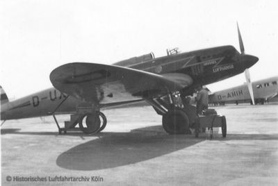 Ein Blitzflugzeug vom Typ Heinkel He 70 auf dem Flughafen Butzweilerhof. 