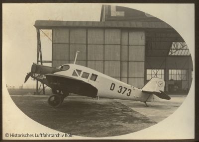 Junkers F 13 D 373 auf dem Flughafen Köln Butzweilerhof vor der R-Halle