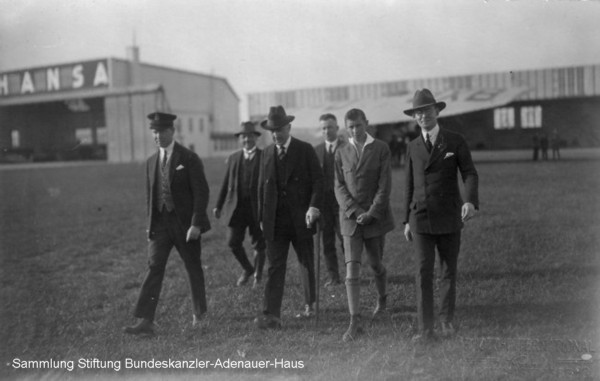 OberbrgermeisterKonrad Adenauer inspiziert mit Max Adenauer und Flughagendirektor Hantelmann Flughafen Kln Butzweilerhof 1926 