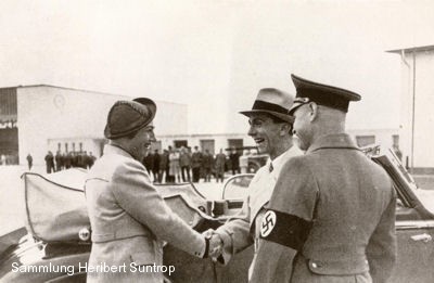 13. Juni 1937 - Der Reichsminister Dr. Joseph Goebbels ist auf dem Flughafen Köln Butzweilerhof und wird durch Liesel Bach begrüßt.