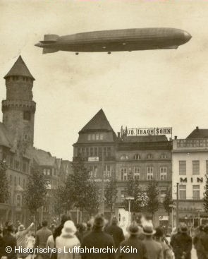 Luftschiff LZ 127 "Graf Zeppelin" über Köln