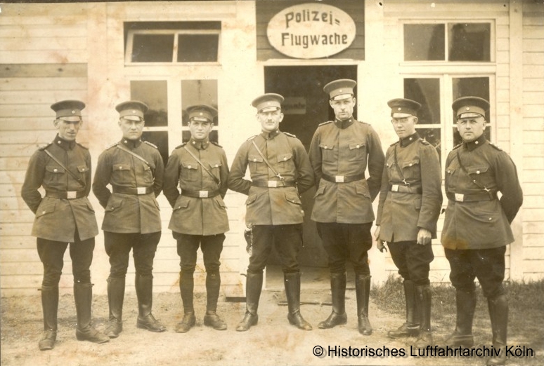 Luftpolizisten der Luftpolizei Kln vor Ihrem Gebude Flughafen Kln Butzweilerhof 1927