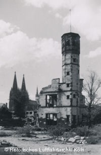 Die zerstrte Innenstadt vom Stapelhaus am Rhein aus gesehen. Hier der Turm des Stapelhaus, im Hintergrund der Klner Dom.