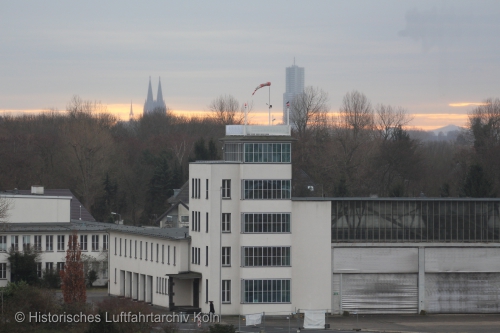 Ansicht des Turm der Luftaufsicht des Flughafen Kln Butzweilerhof mit dem Klner Dom im Hintergrund.
