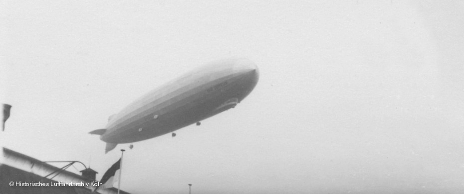 Anfahrt von Graf Zeppelin auf den Butzweilerhof anlsslich des Rheinlandbefreiungsfluges