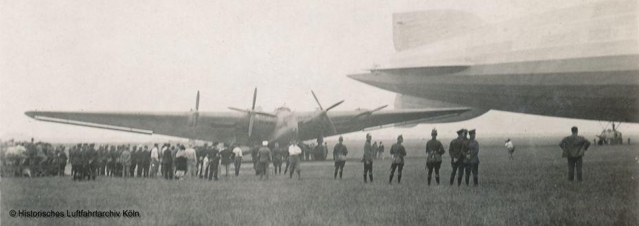 Das grte Passagierflugzeug der Welt die Junkers G 38 neben dem Luftschiff LZ 127 "Graf Zeppelin"