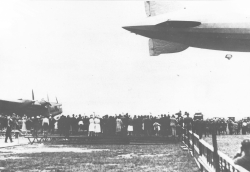 Start von LZ 127 "Graf Zeppelin" anlsslich des Rheinlandbefreiungsfluges Kln Butzweilerhof.