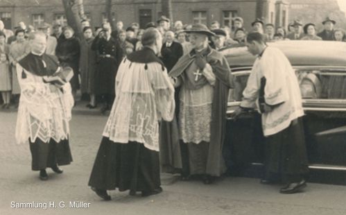 Kaplan Nikolaus Vogt begrüßt Kardinal Frings vor der Kirche St. Engelbert in Köln-Riehl