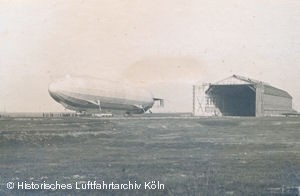 Luftschiff Zeppelin vor der Luftschiffhalle Cln am Luftschiffanker