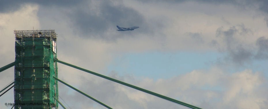 Der Airbus A380 verlit Kln am 18.09.2011 gegen 17:40 Uhr.