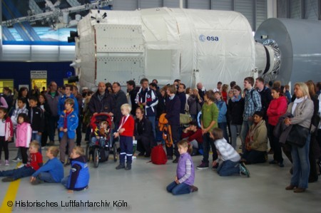 Kinder lernen von ESA-Astronautin Samantha Cristoforetti etwas ber die Gravitation.
